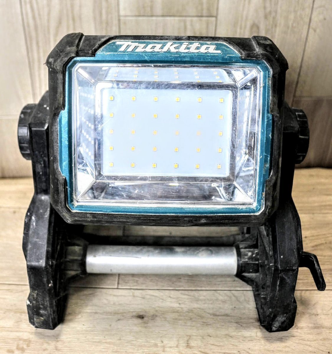 マキタ : 充電式スタンドライト スタンドライト 14.4V⁄18Vバッテリ