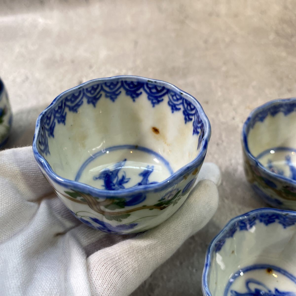 ひ21/ 時代 通物 染付 お猪口 酒器 ぐい呑み 盃 杯 色絵 草花図 20客 在印 骨董_10