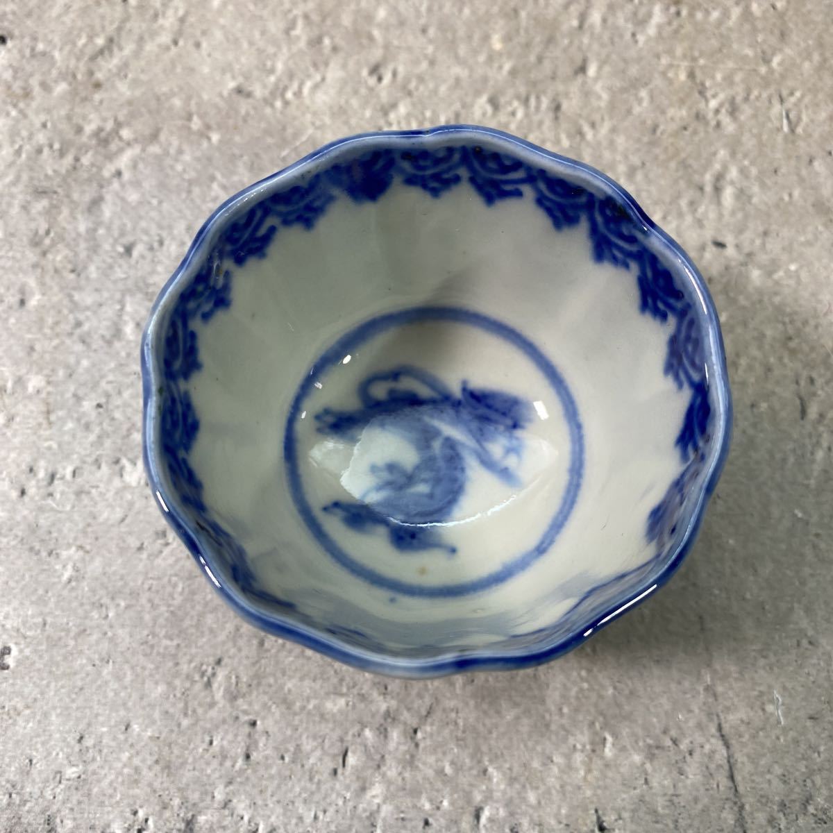 ひ21/ 時代 通物 染付 お猪口 酒器 ぐい呑み 盃 杯 色絵 草花図 20客 在印 骨董_7