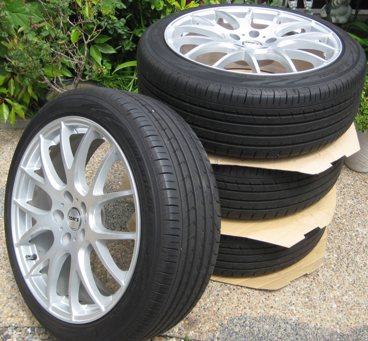 ☆バリ山 225/45R19 TOM'S トムス ホイル 19×8J 114.3 bluearth RV 美品4本 中古品 ☆
