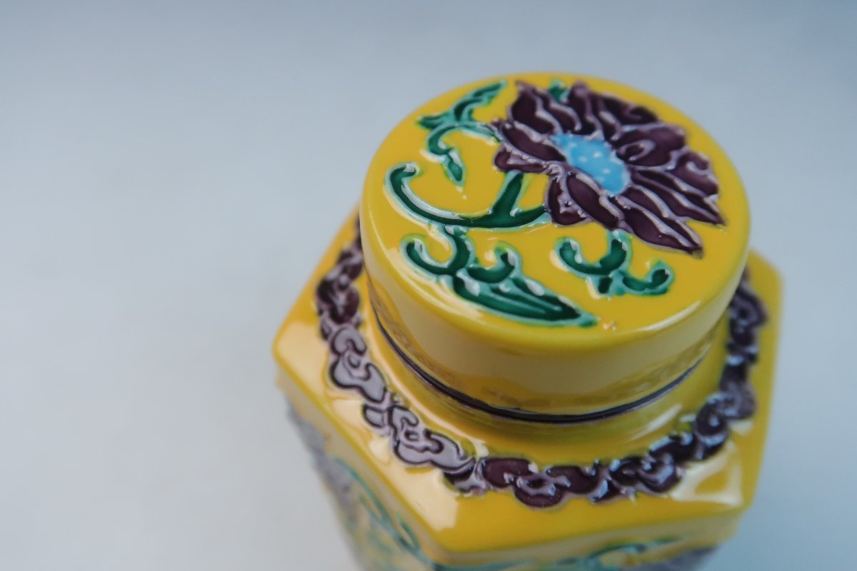 京焼 二代目高野昭阿弥 未使用新品 黄交趾 三彩 花唐草文 六角茶心壺