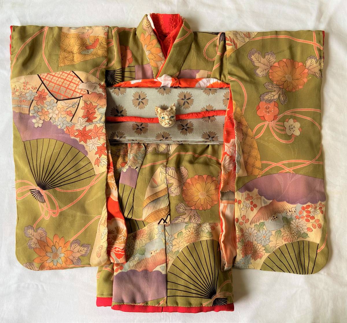 人形の着物(15号相当) 大振袖 アンティーク縮緬錦紗 錦紗綸子 梅幸茶色地、菊、梅、扇面、松 半襦袢/帯/帯揚げ/帯締め/猫の帯留め 送料無料