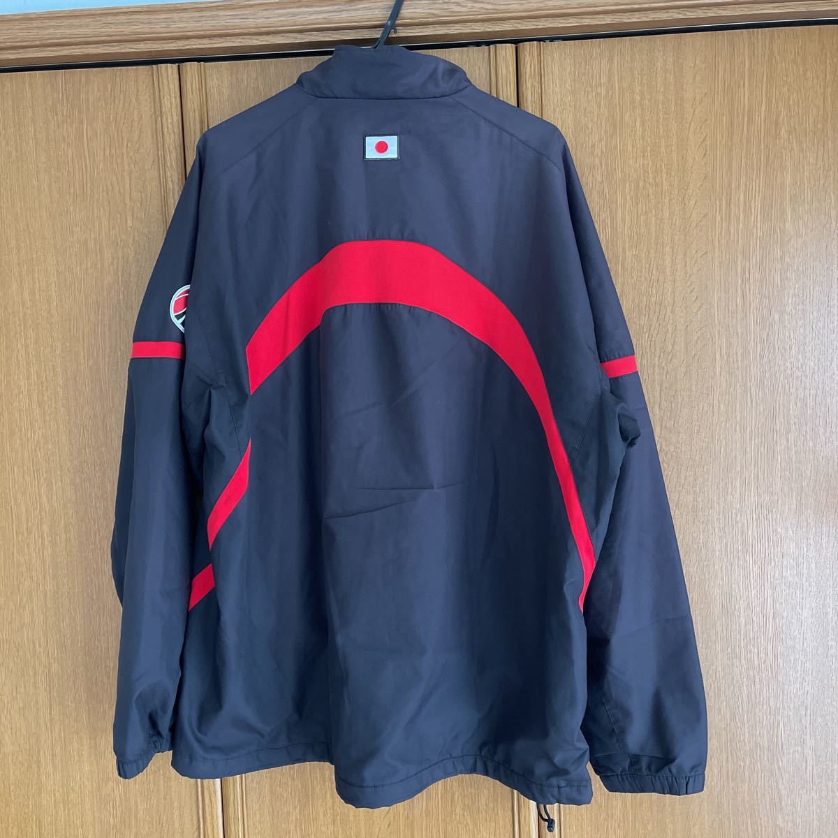 asics日本代表ブルゾン、競技不明予測はバスケットボール、首後ろに  