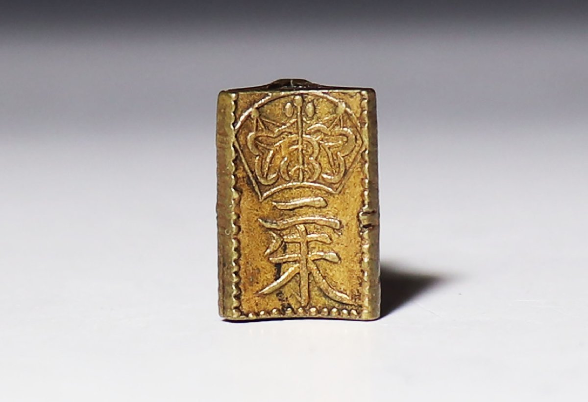 桃】提げ物：金工緒締め玉銅地鍍金二朱 美術品 桃提げ物：