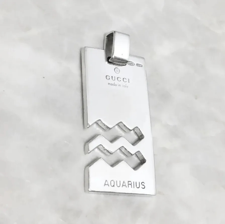 グッチ　ペンダント　ホロスコープ　水瓶座　AQUARIUS　ネックレス　銀　☆