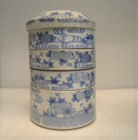 当時物 染付 4段 重箱 蓋付　もみじ　菊　 陶器 お重 菓子器 和食器 古美術 時代物 骨董 ヴィンテージ レトロ アンテイーク/15N5.14-6