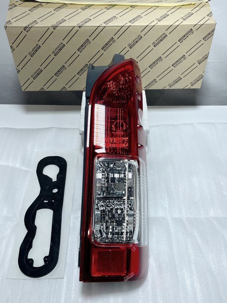 S-1262【美品】 ハイエース 右 テールライト 200系 4型〜 KOITO 26-140