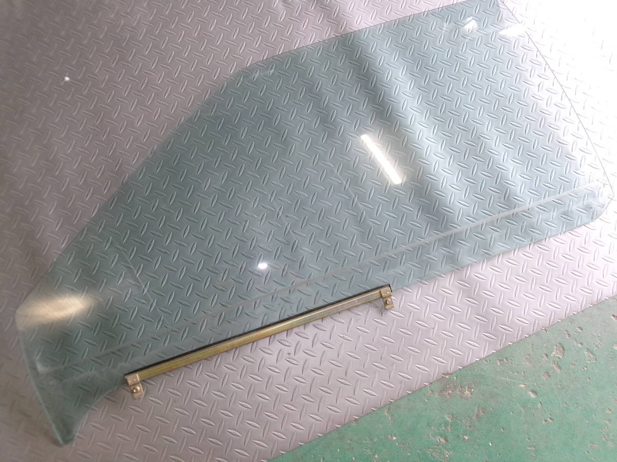 【2305-46】 AE86 純正　ドアガラス ウインド 左 助手席 青 レビン トレノ 部品取り　　 AE86完全攻略シリーズ１｜前期レビン２ドア｜意のままに操れる AE86 トレノ ハイラックスサーフ ドアガラスの中古品・新品 「助手席ガラス」(トヨタ用)(自動車