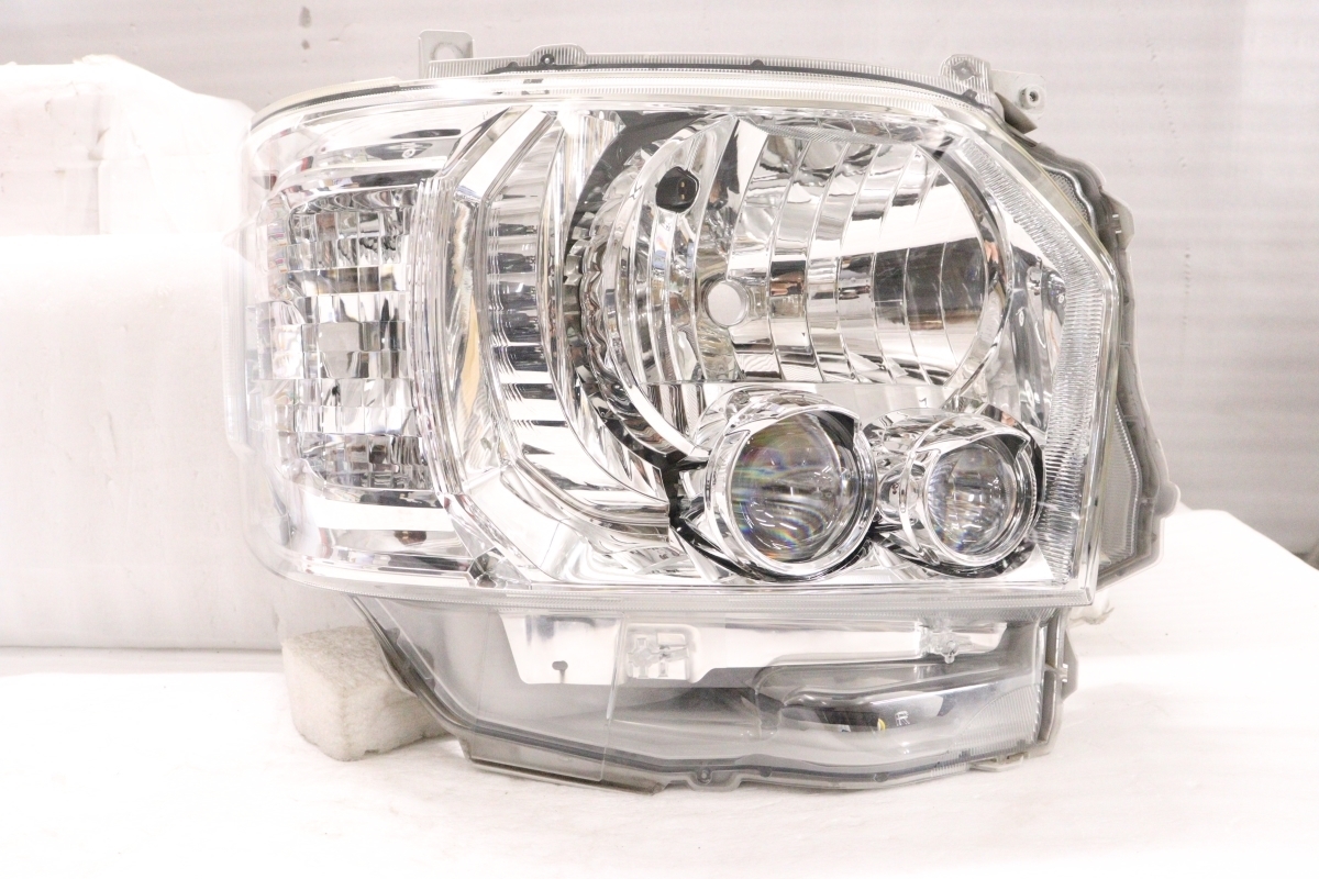 36-145☆4型~ LED 200 ハイエース☆右ヘッドライト KOITO 26-137