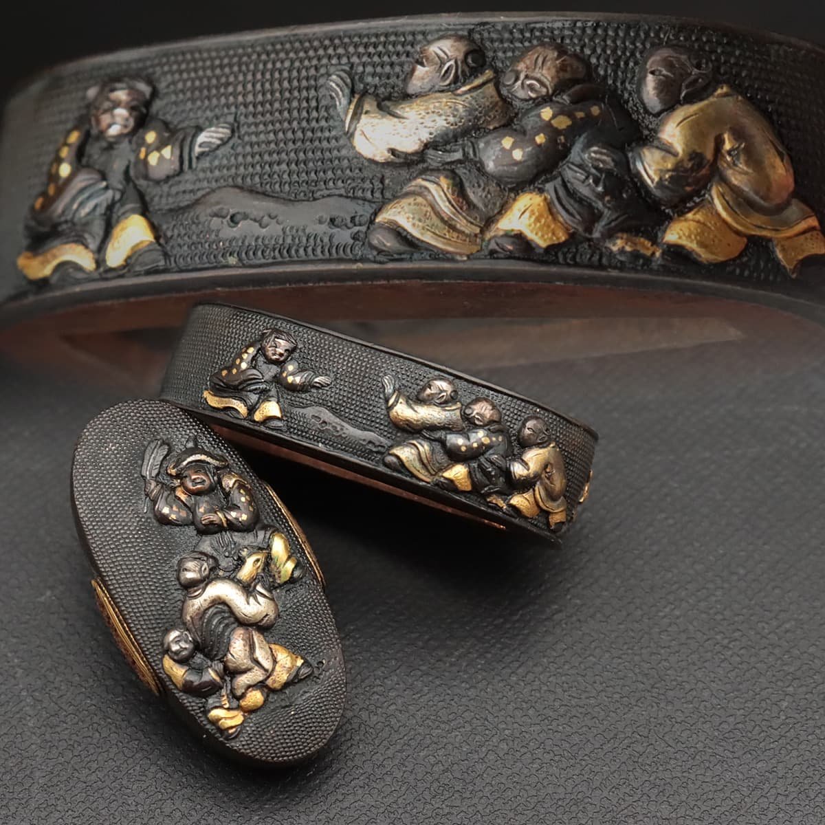 EK375 時代 刀装具 赤銅魚子地 高彫 金銀銅嵌 人物図縁頭 一組 総重30g