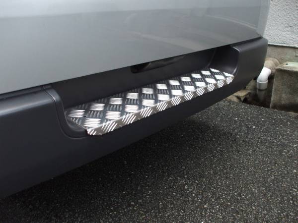 ２００系ハイエース　リアアルミ縞板ステップ　ハイエース200