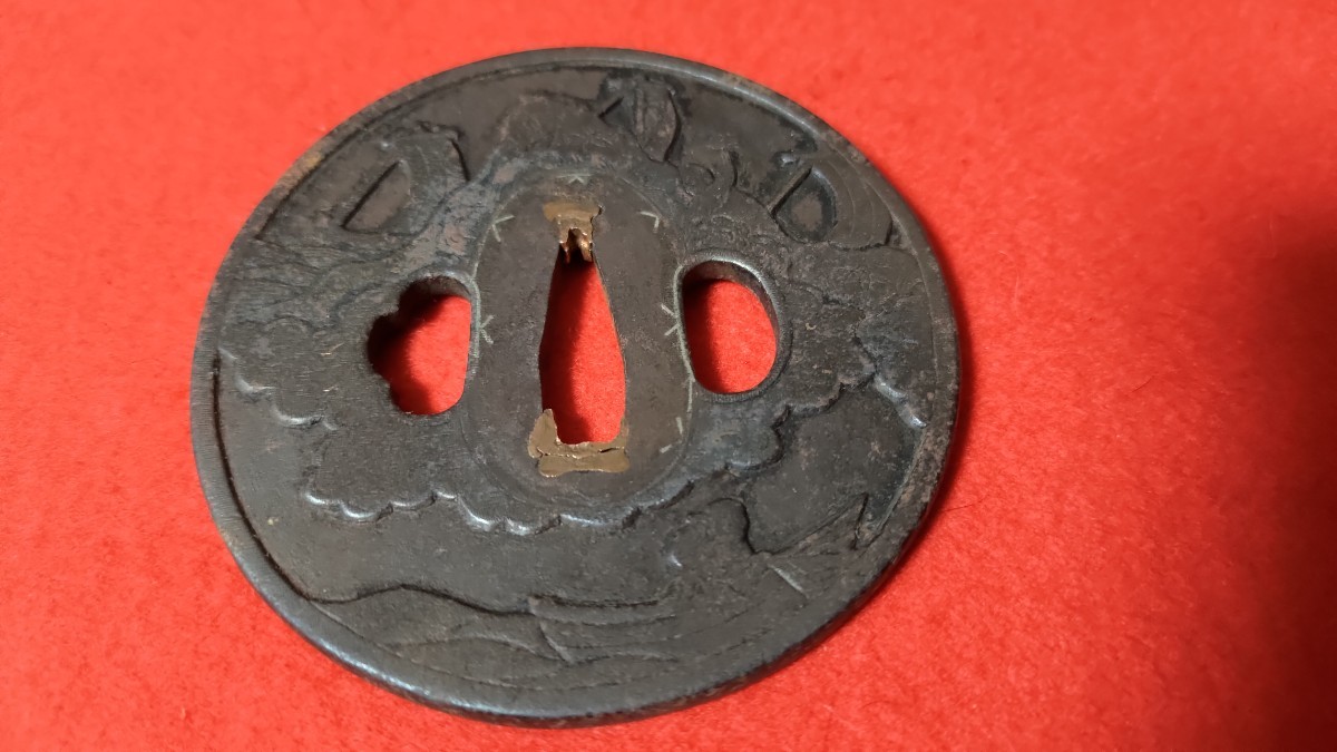 金属製 鍔(つば) 円形 黒色 金色装飾 象嵌　鉄地 珍品 卍紋 江戸期金工作 刀鍔 鉄地鋤出彫 金銀布目