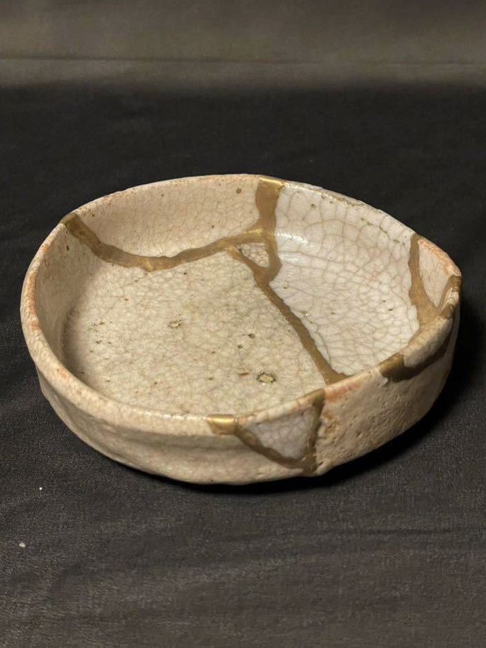雅味ある逸品！桃山江戸初　古美濃古志野　緋色の出た瑞々しい肌の茶陶志野　銅鑼鉢　馬盥型皿　本職の本金直し！とろり柔らかな釉調です！