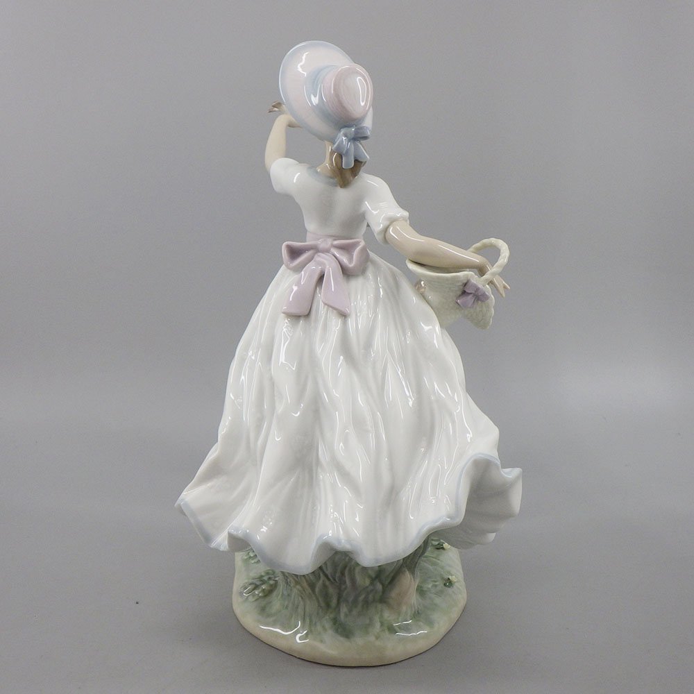 リヤドロ(LLADRO) ♯6106 『春を告げる小鳥たち』 陶器 フィギュ リヤドロ(LLADRO) ♯6106 『春を告げる小鳥たち』 陶器 フィギュ