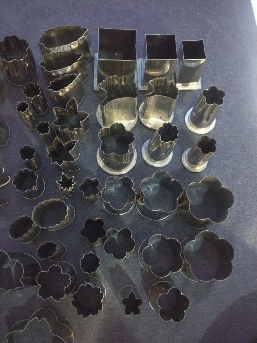 型抜き色々、調理道具、つば付き、季節の花型、ピラミッド型ムース型、など