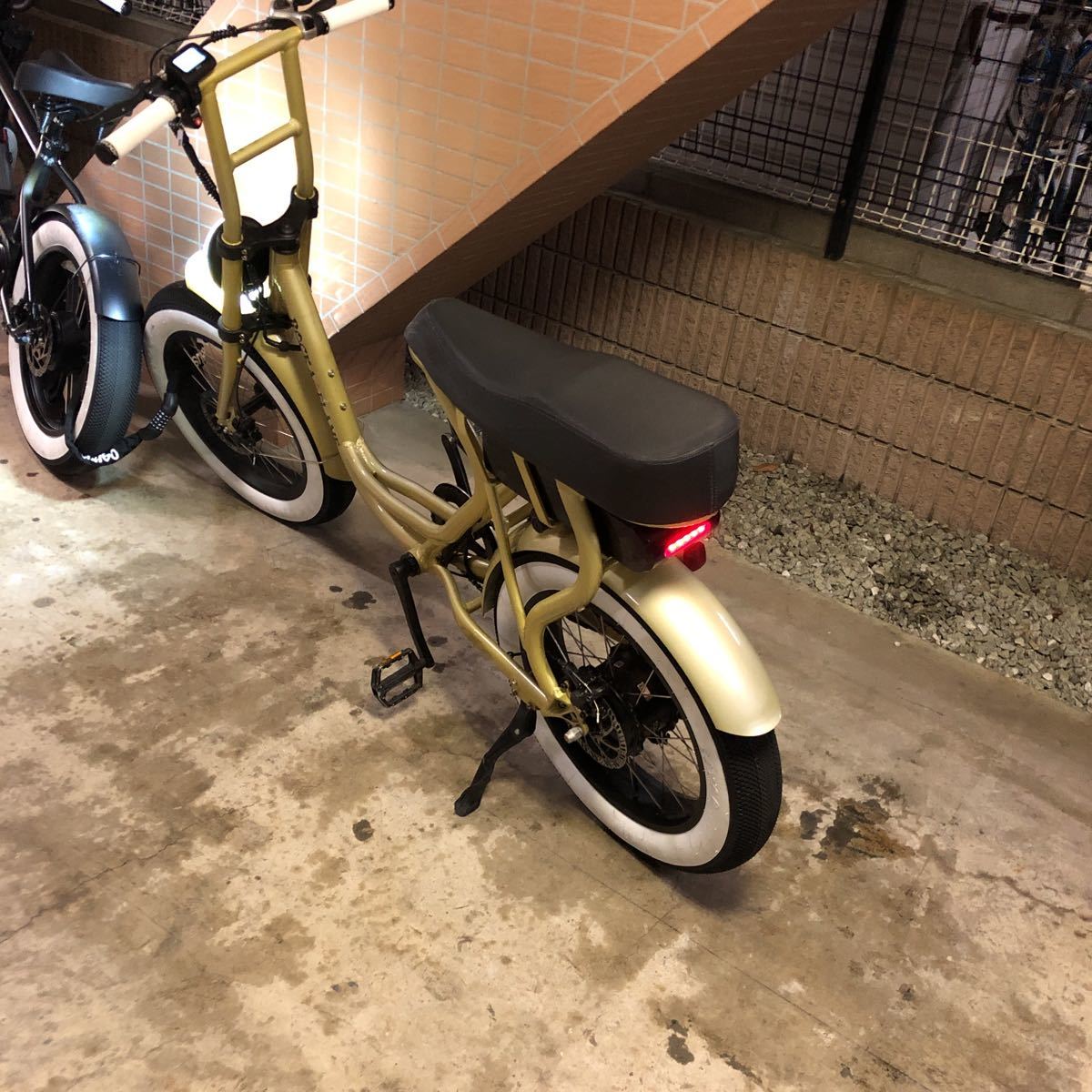 マカミ、ロカフレーム)電動アシスト E-BIKE(イーバイク) 希少 ゴールド 