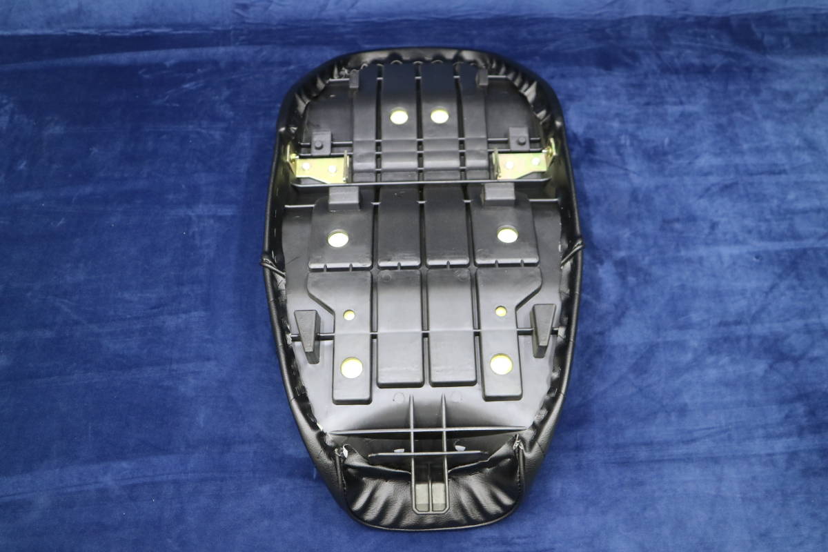 ゼファー1100 黒皮 タックロールシート/レザー アンコ抜き 完成品 