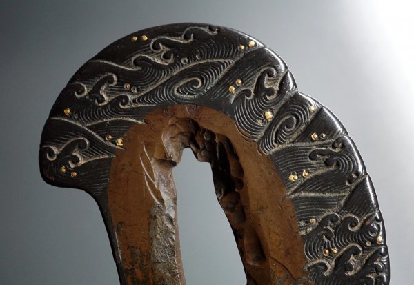 無銘古金工 山銅／赤銅小鍔 波／波頭図 耳彫有 金色絵 喰出／食み出し