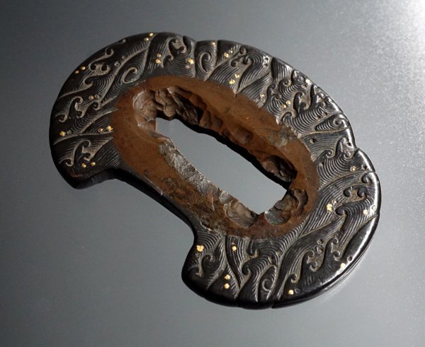 無銘古金工 山銅／赤銅小鍔 波／波頭図 耳彫有 金色絵 喰出／食み出し