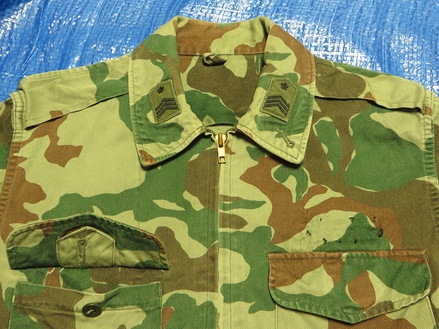 防衛庁 迷彩服上衣　3号 1984 年度 1等陸曹 襟階級章 付き　熊笠迷彩服　上下セット　(ズボンはラベル剥がれで 官品 か不明)　陸上自衛隊