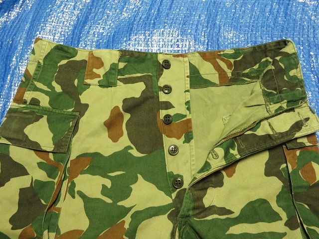 防衛庁 迷彩服上衣　3号 1984 年度 1等陸曹 襟階級章 付き　熊笠迷彩服　上下セット　(ズボンはラベル剥がれで 官品 か不明)　陸上自衛隊