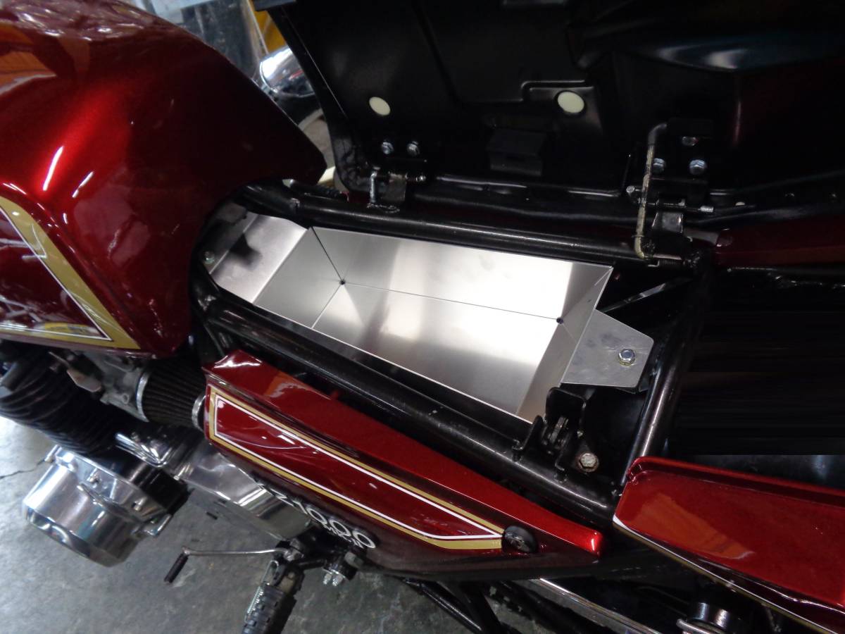 6752］カワサキ KZ1000/Z750D-1/MK2/FX1/Z1R 1型用 シート下 小物入れ