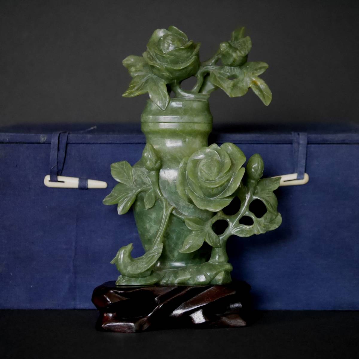 中国 翡翠中背壺瓶 薔薇と小鳥の彫刻 Green Jade Medium Tall Jar