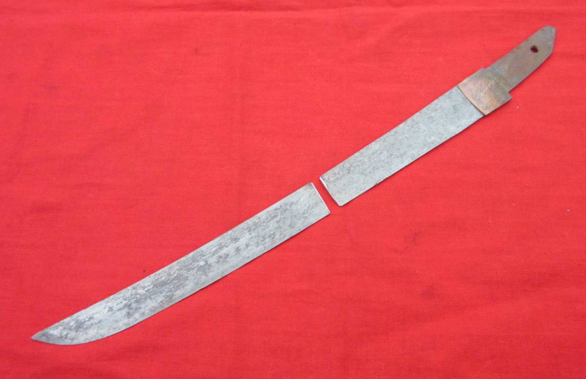 短刀の残欠（在銘、不鮮明　日本刀太刀短刀匕首弓矢鎧兜長刀槍柄鞘鍔目貫縁金物古式銃火縄銃管打ち銃剣江戸時代室町時代武士 Yahoo!オークション 刀の残欠（無銘 日本刀太刀脇差短刀匕首弓矢鎧兜 -「槍 (日本刀、刀剣)の落札相場 短刀とは／ホームメイト