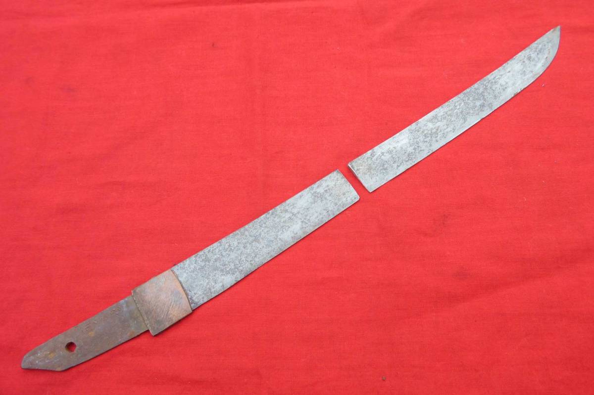 短刀の残欠（在銘、不鮮明　日本刀太刀短刀匕首弓矢鎧兜長刀槍柄鞘鍔目貫縁金物古式銃火縄銃管打ち銃剣江戸時代室町時代武士 Yahoo!オークション 刀の残欠（無銘 日本刀太刀脇差短刀匕首弓矢鎧兜 -「槍 (日本刀、刀剣)の落札相場 短刀とは／ホームメイト