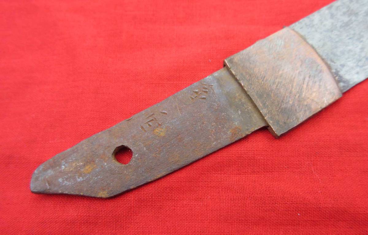 短刀の残欠（在銘、不鮮明　日本刀太刀短刀匕首弓矢鎧兜長刀槍柄鞘鍔目貫縁金物古式銃火縄銃管打ち銃剣江戸時代室町時代武士 Yahoo!オークション 刀の残欠（無銘 日本刀太刀脇差短刀匕首弓矢鎧兜 -「槍 (日本刀、刀剣)の落札相場 短刀とは／ホームメイト
