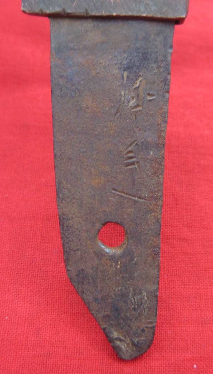 短刀の残欠（在銘、不鮮明　日本刀太刀短刀匕首弓矢鎧兜長刀槍柄鞘鍔目貫縁金物古式銃火縄銃管打ち銃剣江戸時代室町時代武士 Yahoo!オークション 刀の残欠（無銘 日本刀太刀脇差短刀匕首弓矢鎧兜 -「槍 (日本刀、刀剣)の落札相場 短刀とは／ホームメイト