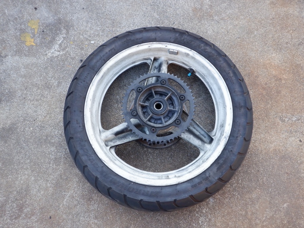 VT250スパーダ　MC20　純正リアホイール　白　ディスク・スプロケ付き！タイヤ山あり！　C