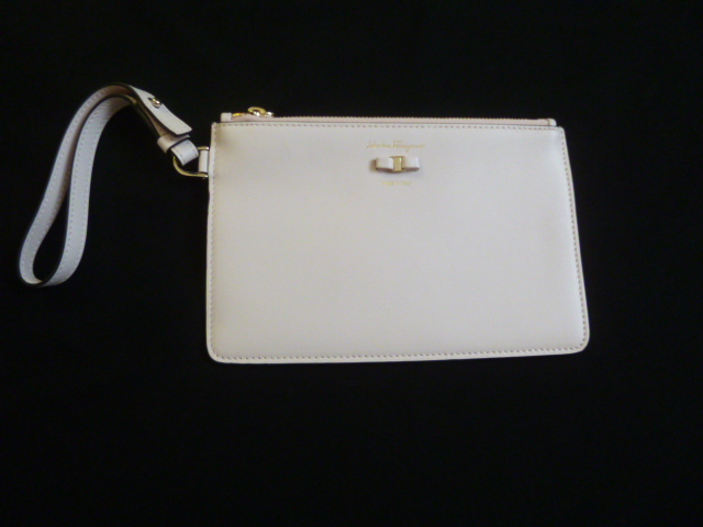 新品未使用　サルバトーレフェラガモ（Salvatore Ferragamo）　ミニポーチ　ライトピンク　お財布代わりにも
