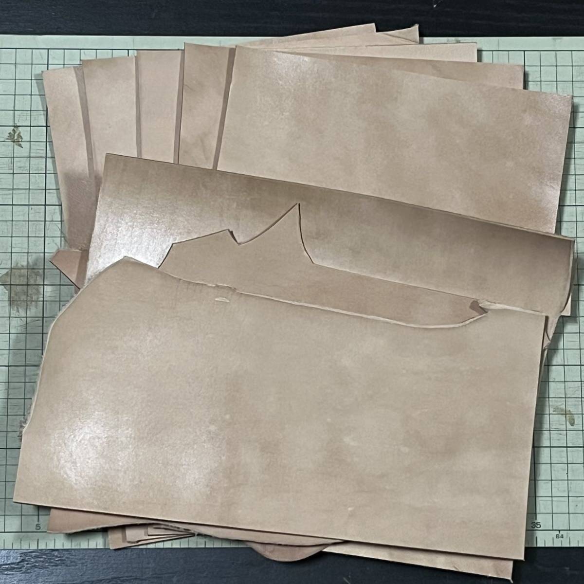 革　ハギレ　栃木レザー　タンニン鞣し　サドルレザー ナチュラル2ミリ厚　A4サイズ5枚　おまけ9枚