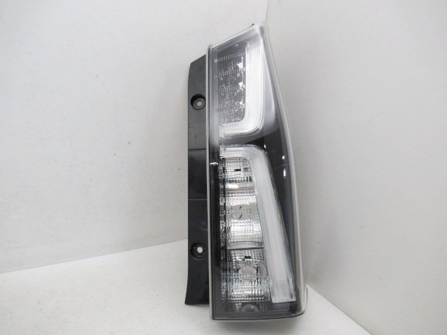 即決有 ダイハツ タントカスタム LA650S 純正 右 テールランプ 【即決