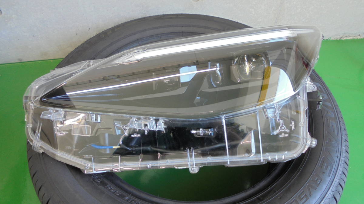 ヤリス MXPJ10　左ヘッドランプ ヤリスクロス ハイブリッド MXPJ10 左ヘッドランプ 81150-52N20