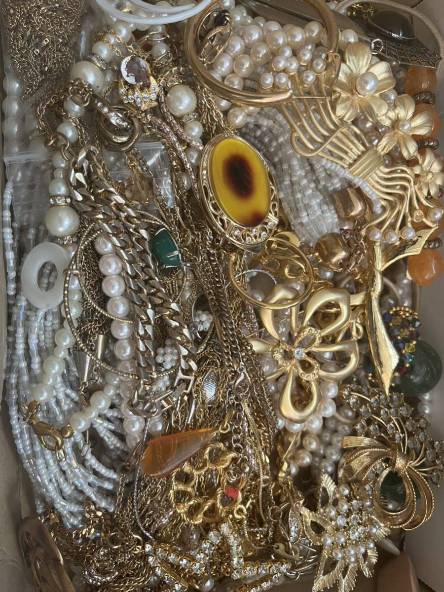 【ジャンク】アクセサリーまとめ売り1.4kg ジャンクアクセサリーまとめ売りセット大量約800g0825a アクセサリー
