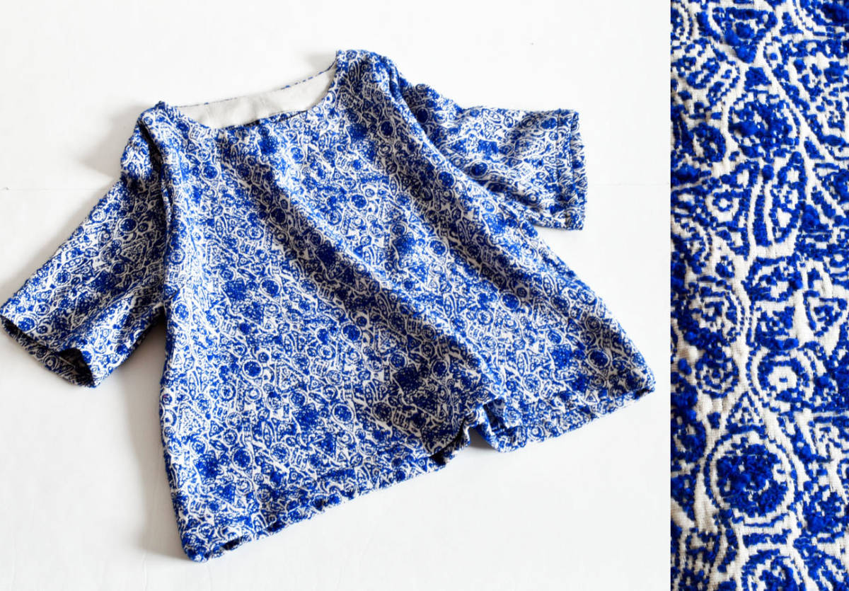 綿ポリ混/オフ白にブルーの幾何ジャガード/五分袖トップス/ゆったりМ