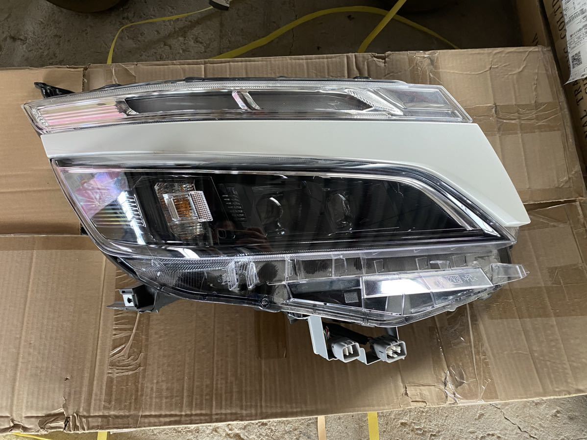 80ヴォクシー　ヘッドライトRH 81110-28J10 ヴォクシー VOXY ヘッドランプ 右 LED ヘッドライト RH 81110-28J10