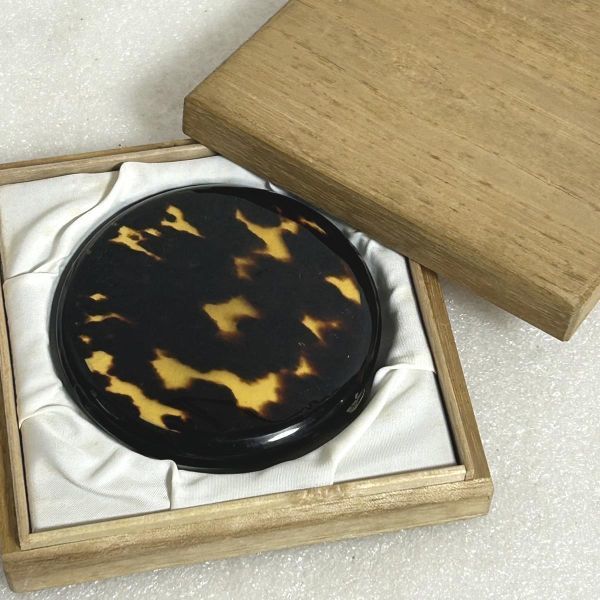 人気SALE，SALE 本鼈甲 べっこう ミラー付きコンパクト ファンデーション用 木箱入り(手鏡)｜売買されたオークション情報、yahooの商品情報をアーカイブ公開 - オークファン 手鏡