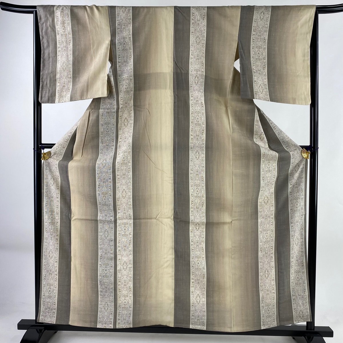 紬 身丈158cm 裄丈66.5cm M 袷 やまと 縦縞 幾何学 薄茶色 正絹 美品 秀品 【中古】