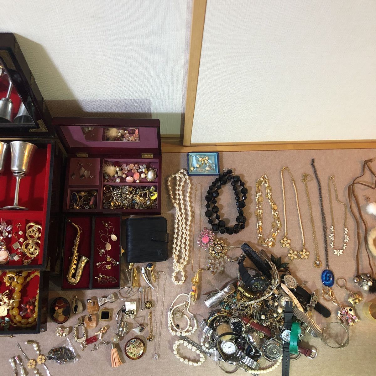 イミテーション アクセサリー セット ネックレス イヤリング ピアス　ブローチ　指輪 いろいろ　腕時計　他　総重量約9kg まとめてジャンク