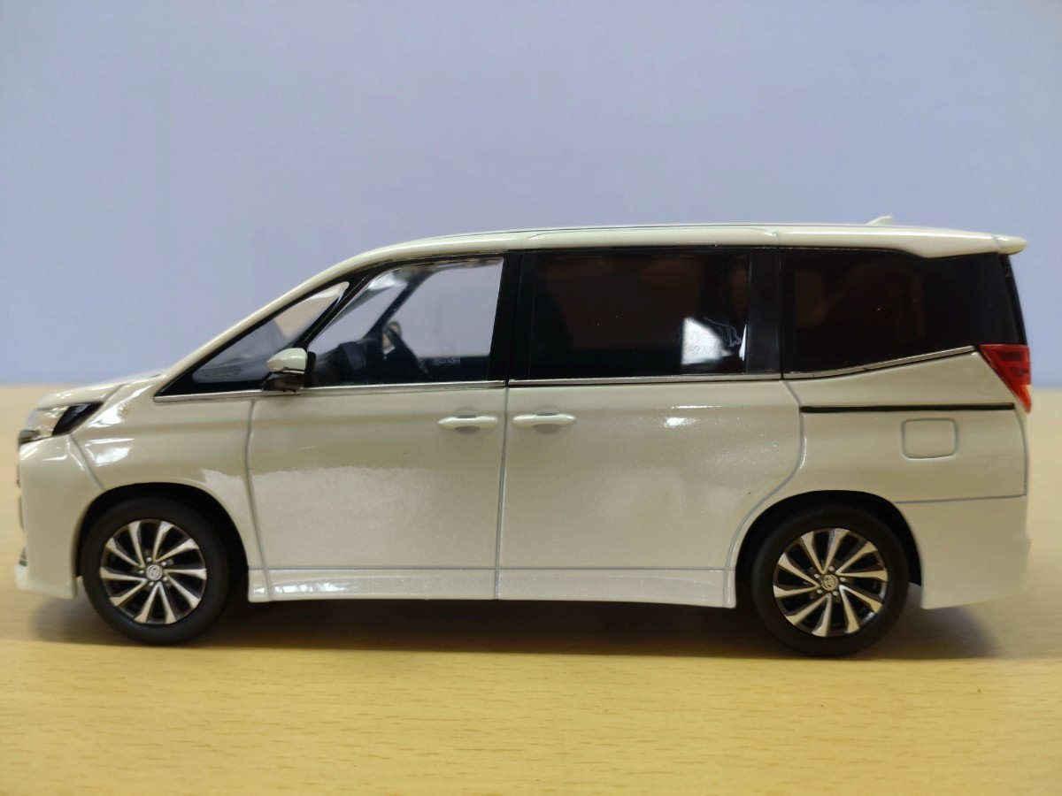1/10 トヨタ デュエット ピュアレッド カラーサンプル ミニカー ☆カラーサンプル☆ 1/10 トヨタ デュエット 約36.5㎝ 特大 非売品