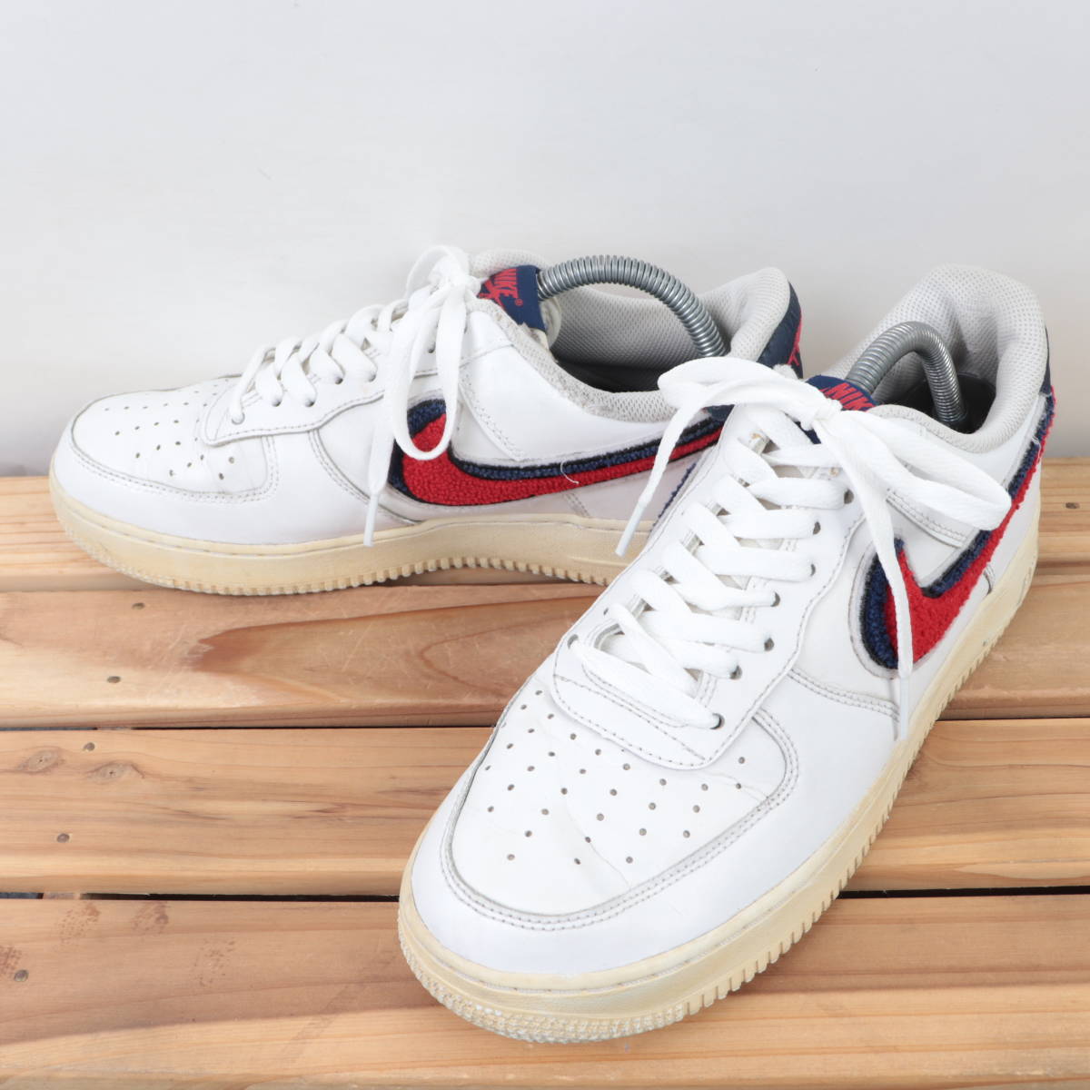 z7202 ナイキ エアフォース1 US8.5 26.5cm/白 ホワイト 赤 紺 ライトベージュ NIKE AIRFORCE1 メンズ スニーカー 中古