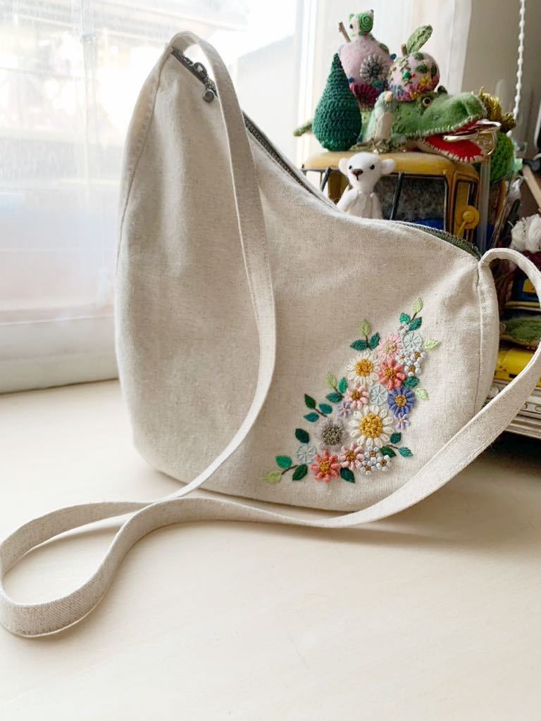 赤い花刺繍のショルダーバック iichi 日々の暮らしを心地よく 刺繍が