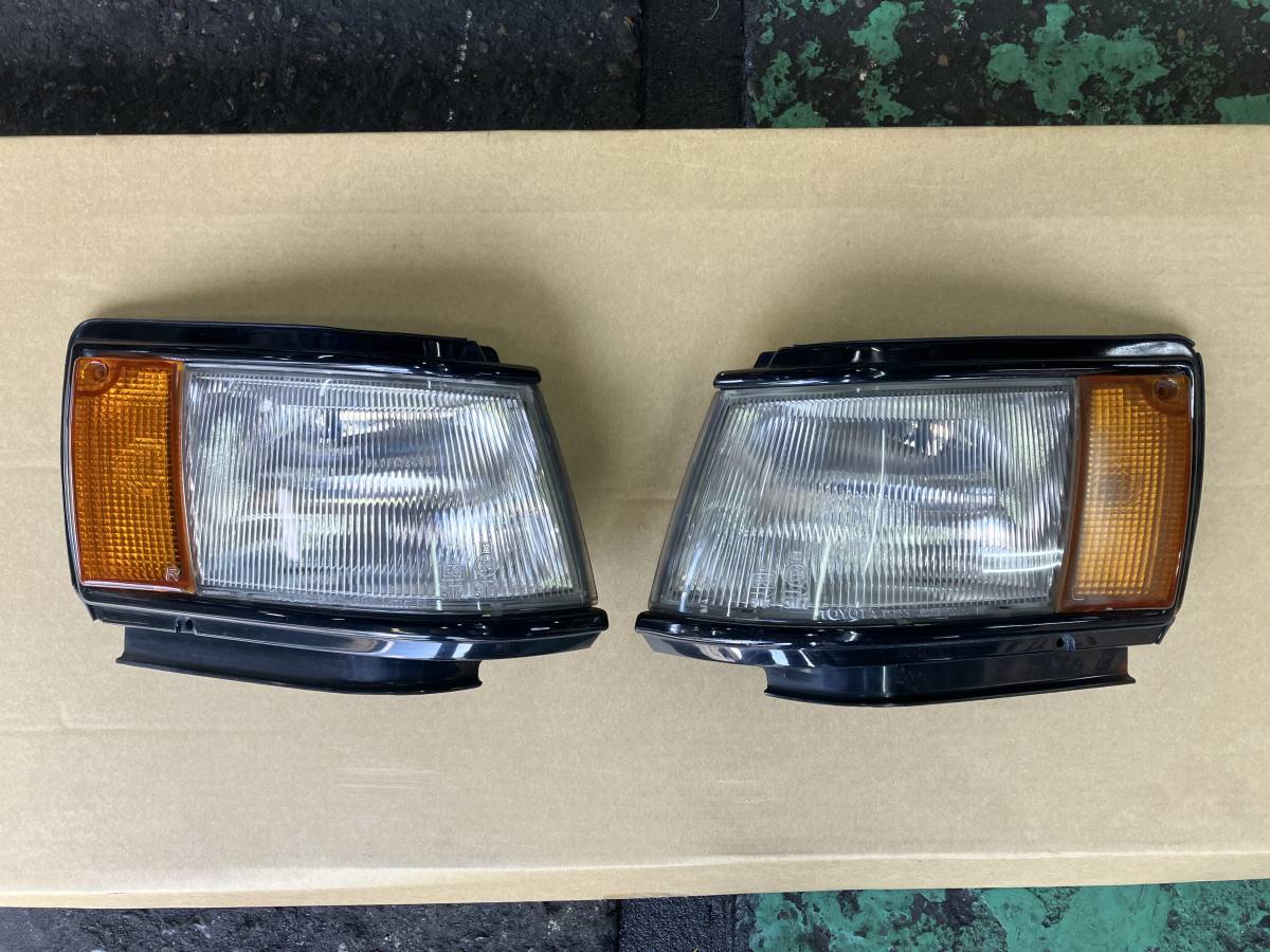 AE86後期レビン・純正・コーナーレンズ・新品左右セット・ネジ