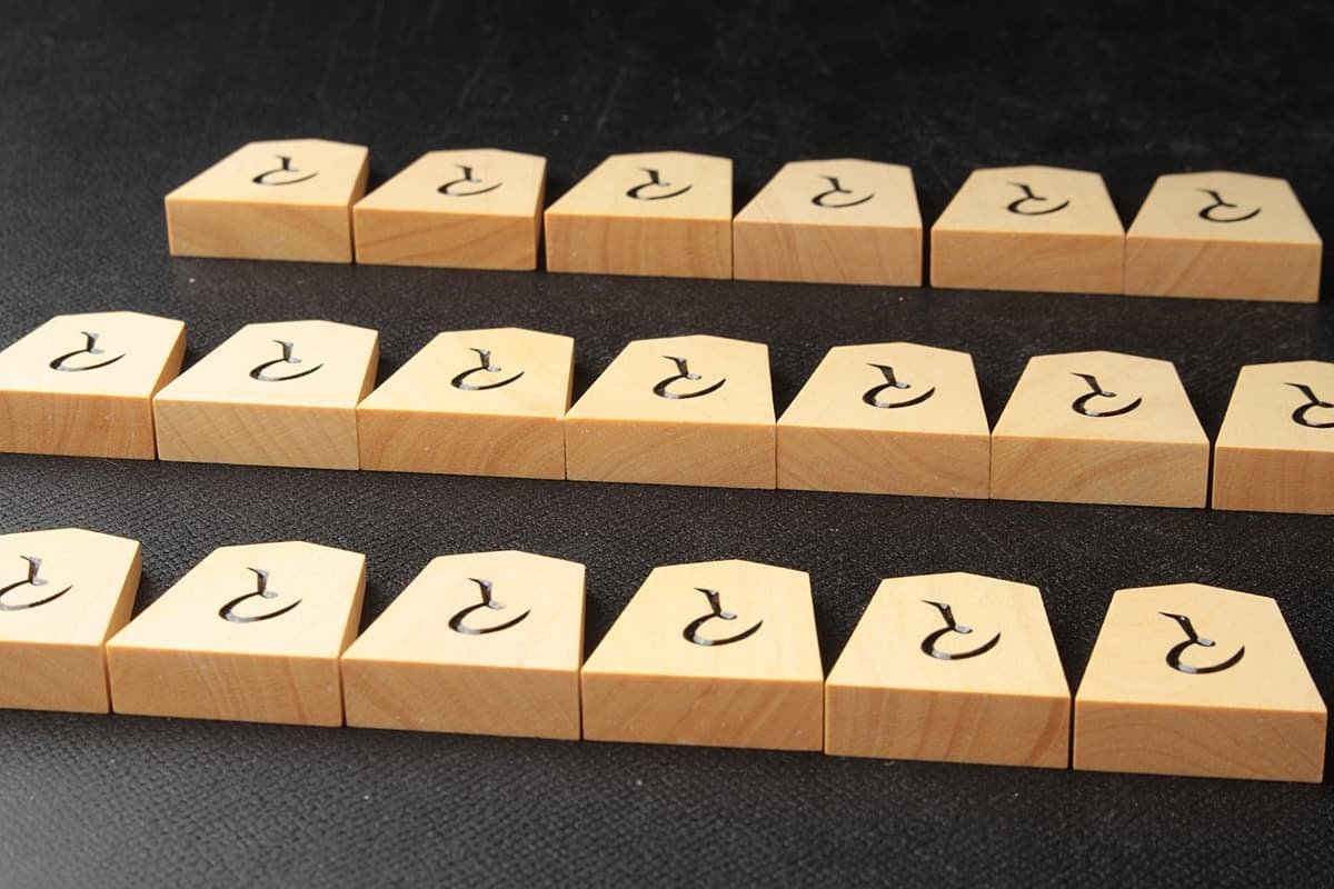 JI417 将棋道具【越山作/水無瀬】美品 本黄楊(薩摩黄楊) 将棋駒・彫駒 四十一個 駒袋 仕舞駒箱付・銘駒 天童特産 御将棋駒_10