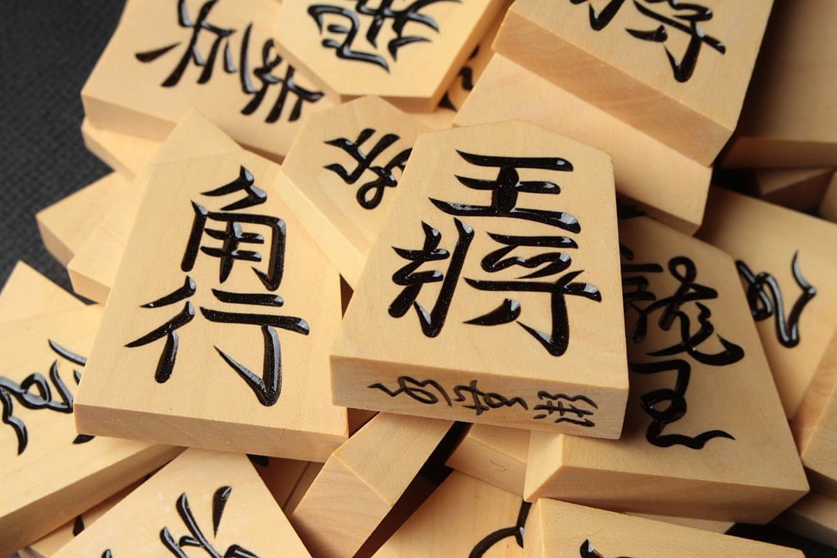 JI417 将棋道具【越山作/水無瀬】美品 本黄楊(薩摩黄楊) 将棋駒・彫駒 四十一個 駒袋 仕舞駒箱付・銘駒 天童特産 御将棋駒_2