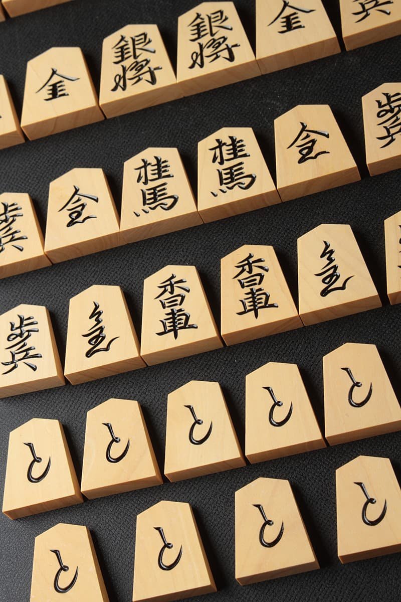 JI417 将棋道具【越山作/水無瀬】美品 本黄楊(薩摩黄楊) 将棋駒・彫駒 四十一個 駒袋 仕舞駒箱付・銘駒 天童特産 御将棋駒_4