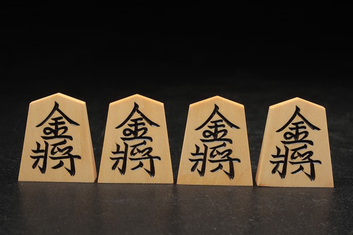 JI417 将棋道具【越山作/水無瀬】美品 本黄楊(薩摩黄楊) 将棋駒・彫駒 四十一個 駒袋 仕舞駒箱付・銘駒 天童特産 御将棋駒_8